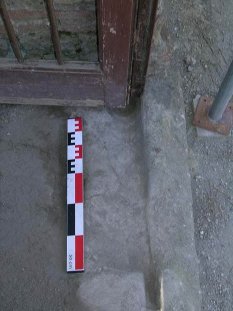 Ins Or II, 9, Herculaneum. May 2006. Doorway threshold, at south end.
Photo courtesy of Nicolas Monteix.